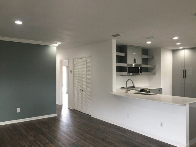Foto del edificio - 6815 Edgewater Dr