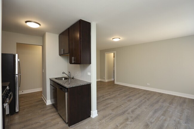Building Photo - 535 W Surf St