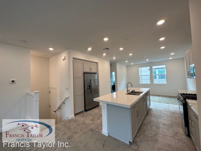 Building Photo - 4 br, 3.5 bath House - 1228 Sunrise View #103