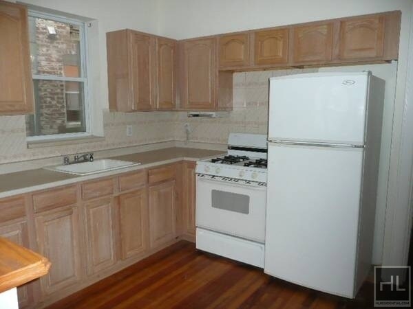 Primary Photo - LARGE AND SUNNY 3 BEDROOMS w/ LARGE WINDOW...