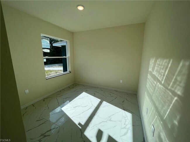 Foto del edificio - 3Bd / 2Ba Duplex with GARAGE