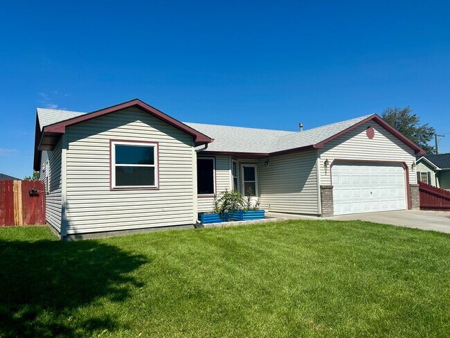 Foto del edificio - Spacious 4-Bedroom Home with RV Parking & No Backyard Neighbors