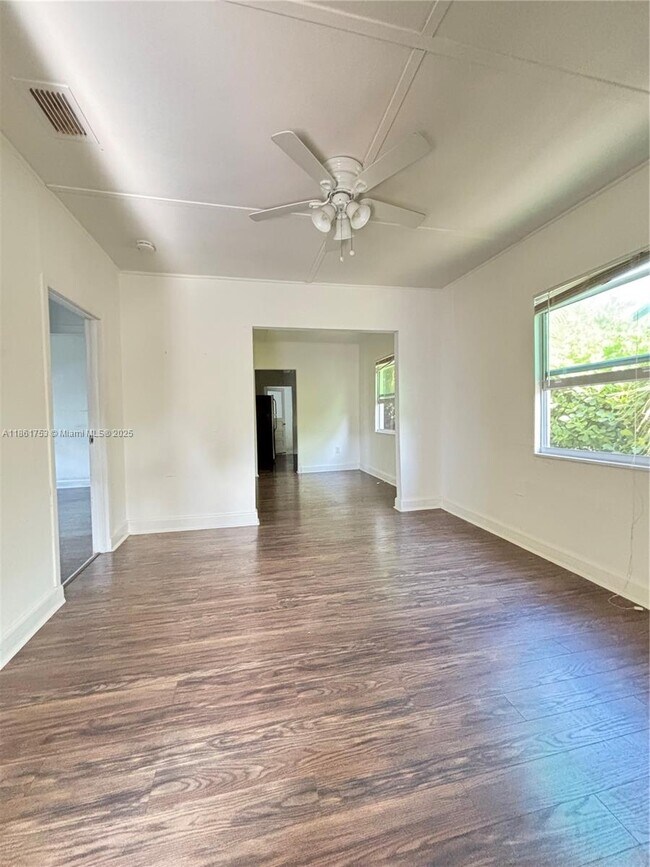 Foto del edificio - 920 NW 22nd Ct