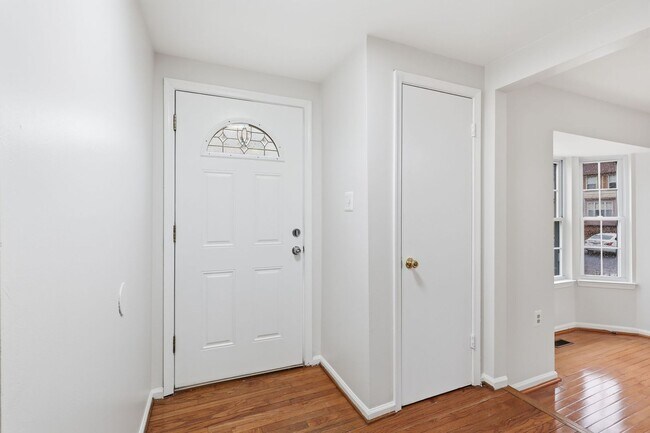 Foto del edificio - Welcome to this stunning end residence perfectly positioned in a highly desirable setting.