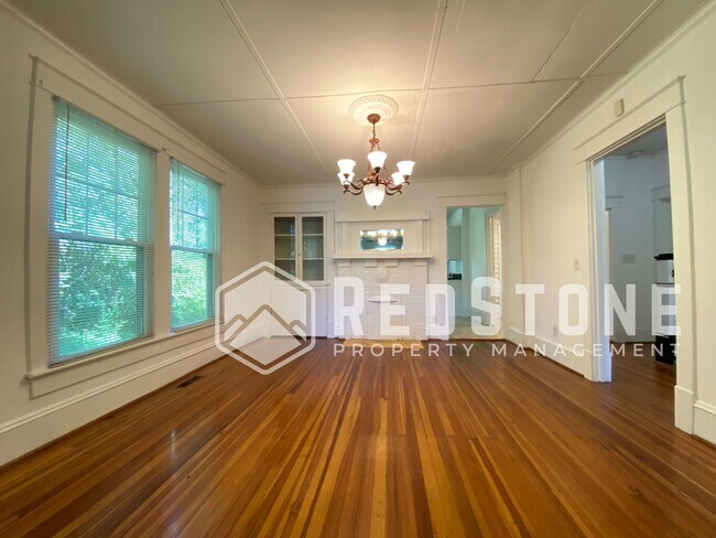 Foto del edificio - 5 Bedroom, 2 Bath - House