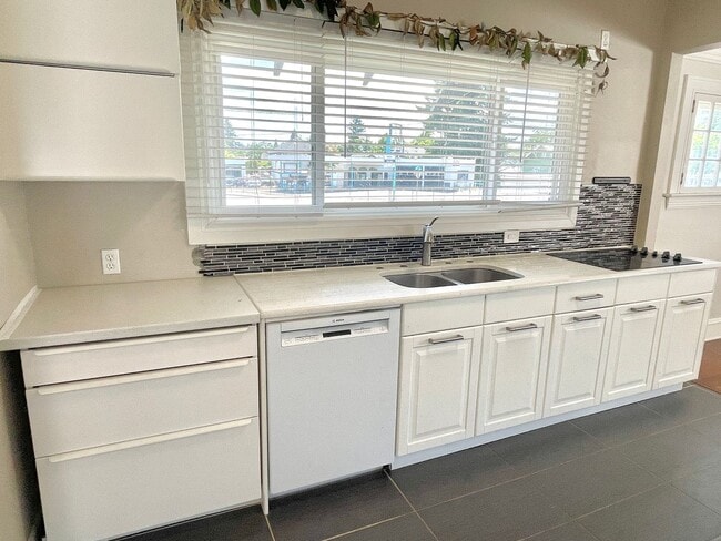 Building Photo - Rose City Park 2 bed, 2 bath with classic ...