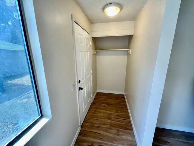 Foto del edificio - Updated 2BR Apartment | No Shared Walls | ...