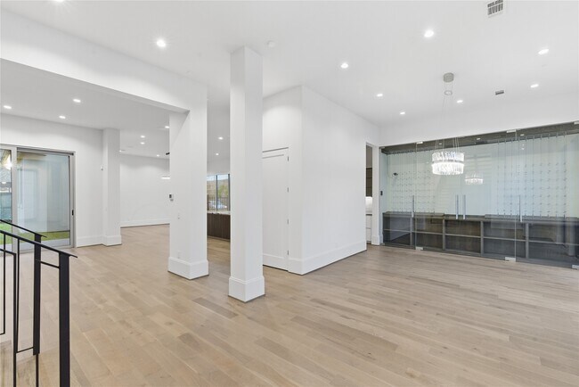 Foto del edificio - 6273 Piping Rock Ln