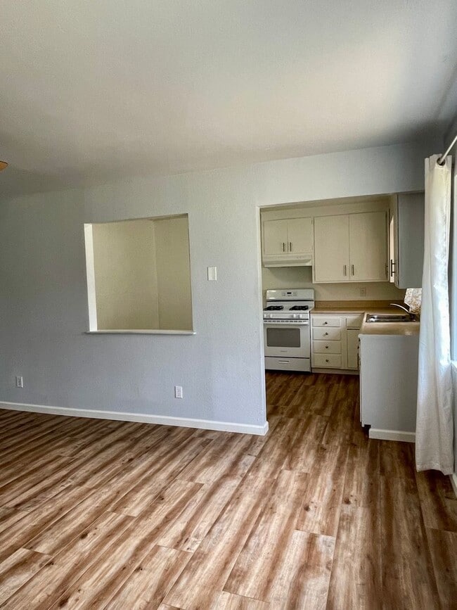 Building Photo - SINGLE LEVEL 2 BED 1.5 BATH AT THE END OF ...