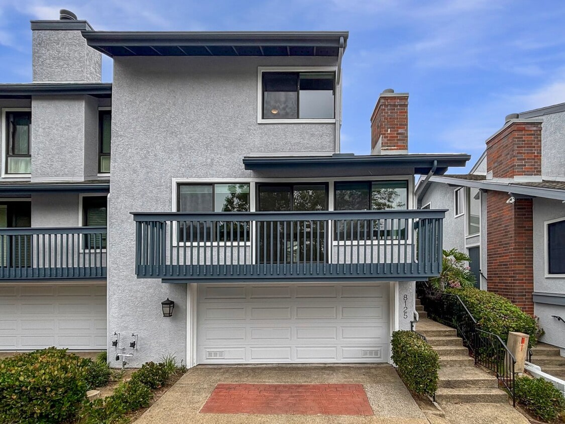 Primary Photo - Spacious 3BD/2.5BA Townhouse in La Jolla W...