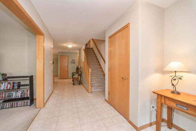 Building Photo - 1106 Tamarack Way