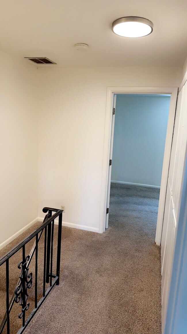 Building Photo - 580 S White Cloud Dr