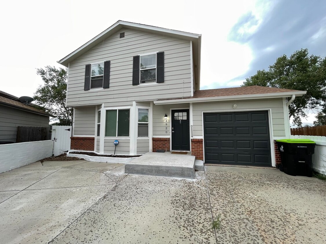 Primary Photo - ADORABLE UPDATED 3 BED HOUSE WITH GREAT MO...