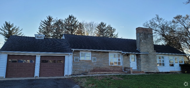 Building Photo - 1392 How Ln