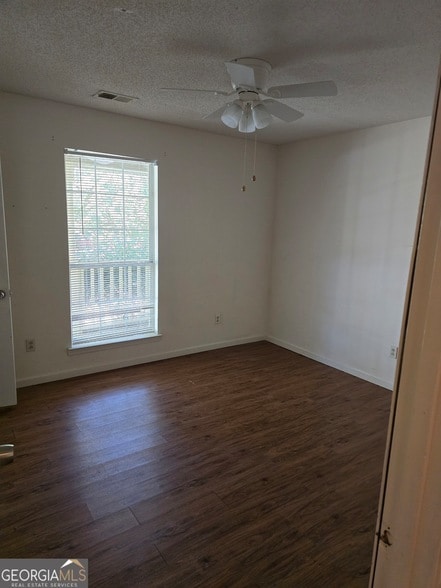 Building Photo - 180 Pinewood Dr