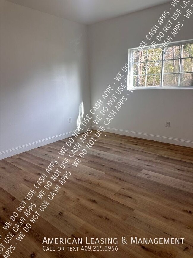 Building Photo - 1003 Lynn-D