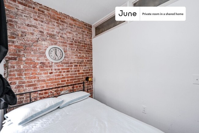 Building Photo - Room in Shared 3 bed/1 bath home