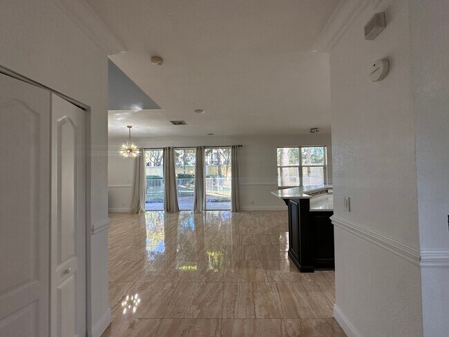 Foto del edificio - 124 Canterbury Plz