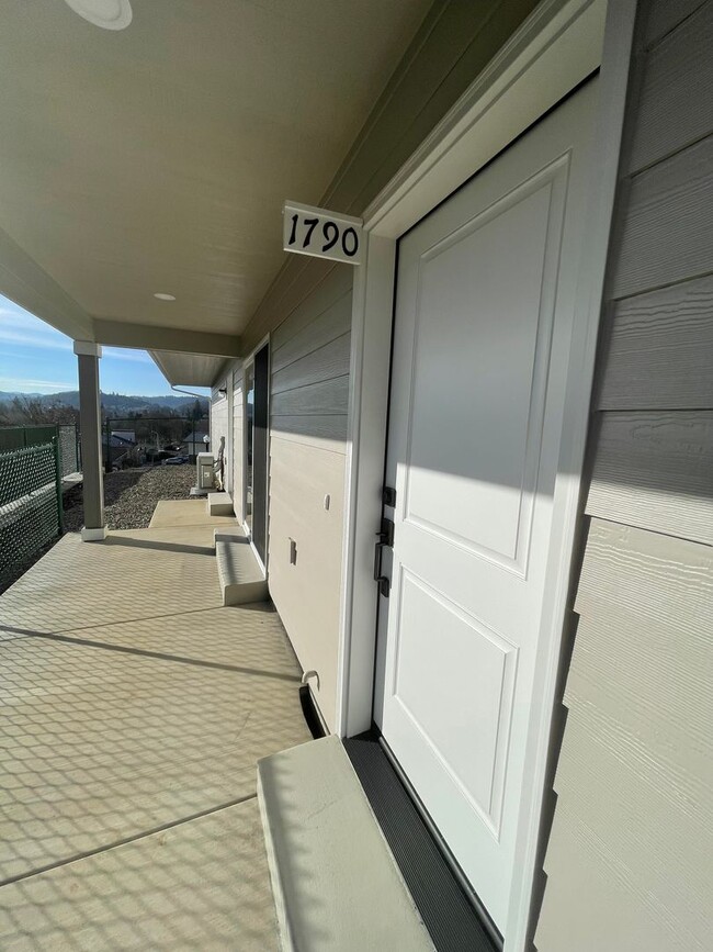 Building Photo - Newer 2 bedroom 2 bath duplex