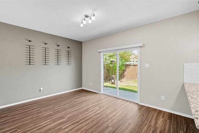 Foto del edificio - 320 Lemon Light Ln