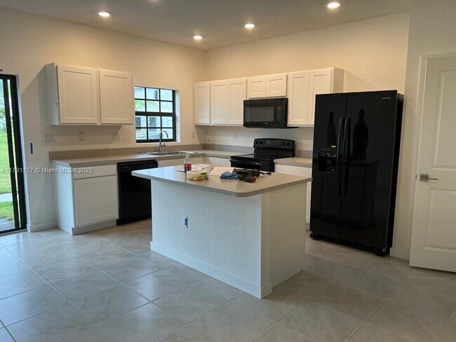 Foto del edificio - 757 SW 11th St