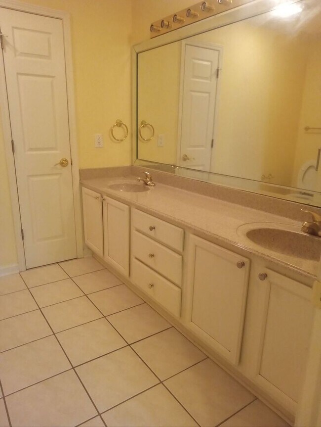 Foto del edificio - Now Available – 1-Level Condo in Alexandria, LA | $1,250/month