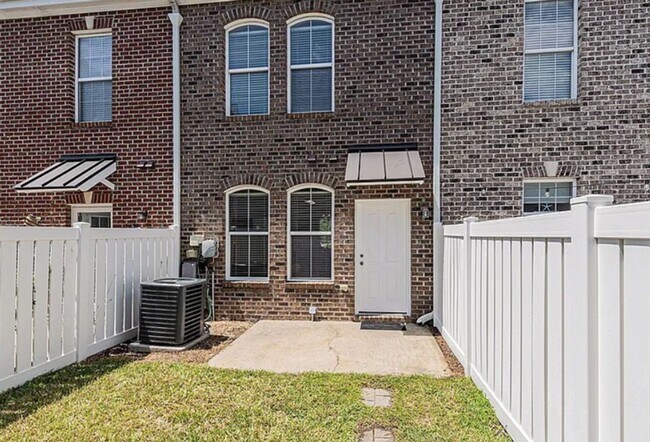 Foto del edificio - Market Common townhouse with garage!!