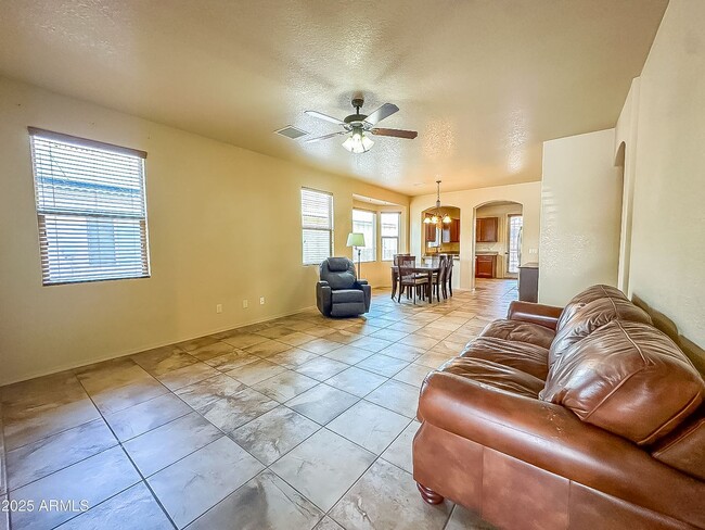 Building Photo - Stunning 4-Bedroom, 2-Bathroom home with C...