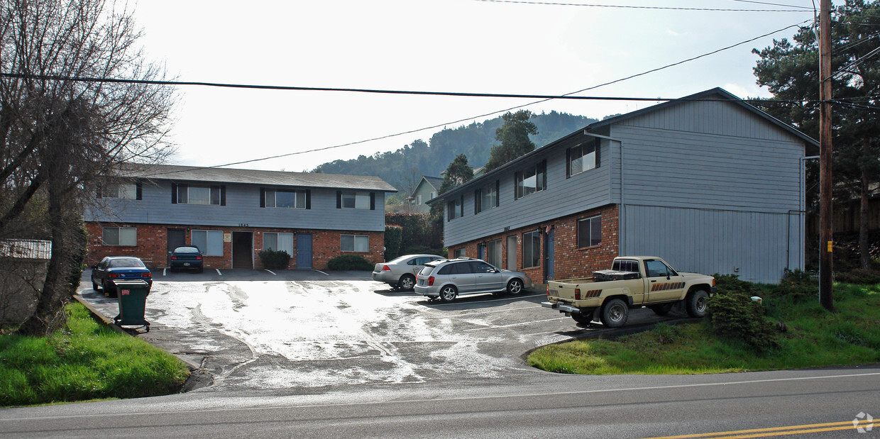 Primary Photo - 1043-1047 Lookingglass Rd