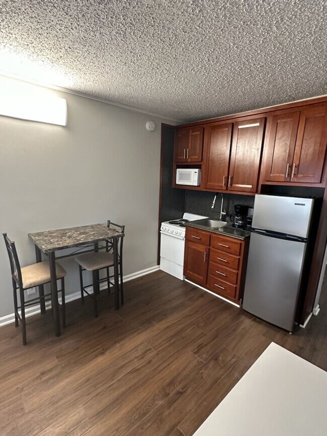 Foto del edificio - $1290/month for FURNISHED Studio @ University Towers Available FALL 2026!