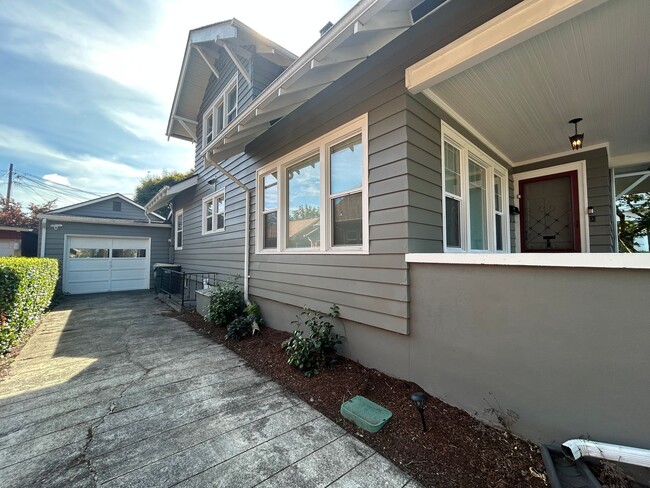 Foto del edificio - Gorgeous Craft House with Finish Basement ...