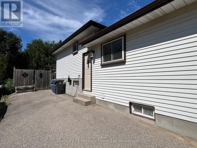Photo du bâtiment - 375 W Acres Dr