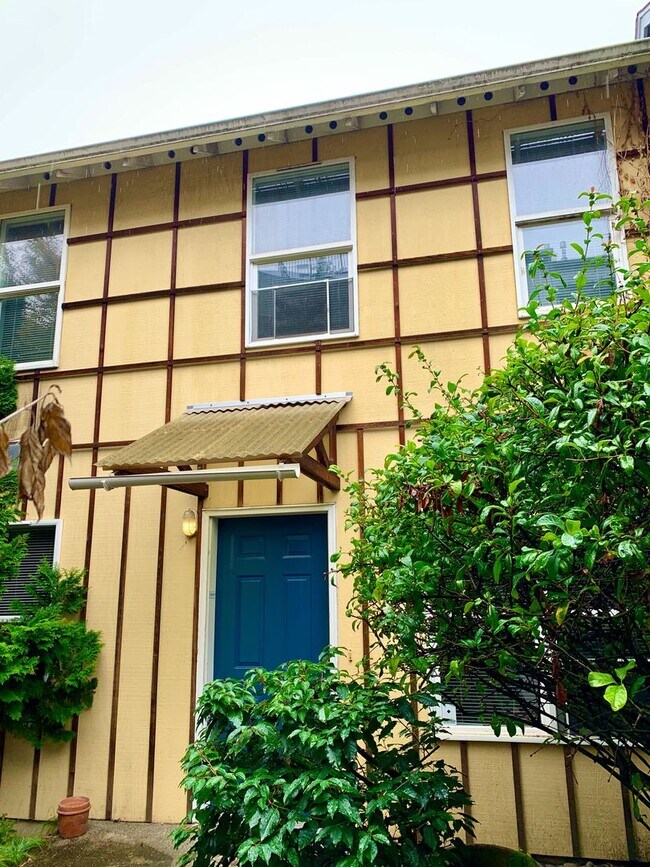 Building Photo - Capitol Hill Townhome