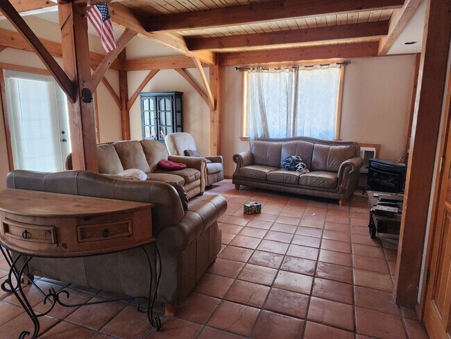 Foto del edificio - Large Home For Rent Semi Furnished or unfu...