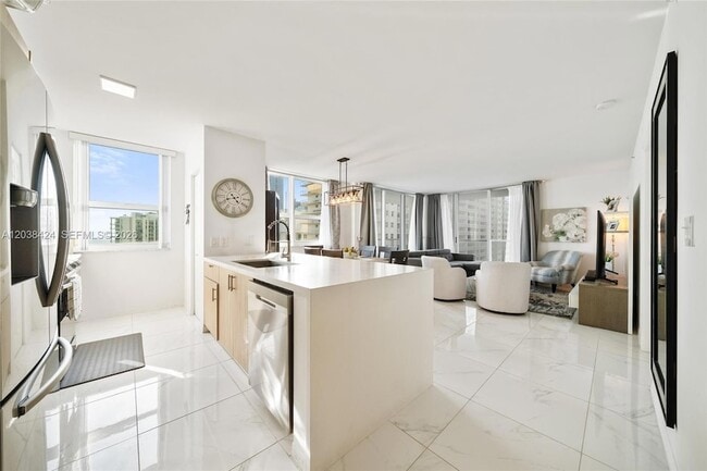 Building Photo - 1155 Brickell Bay Dr