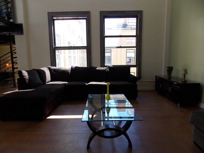 Foto del edificio - 108 W 2nd St