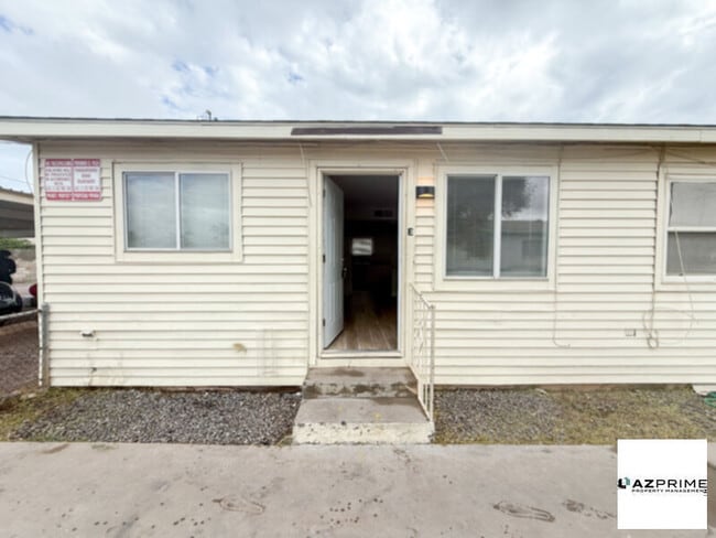 Building Photo - FREE FIRST MONTH'S RENT MOVE IN SPECIAL! Welcome to this Delightful 1/1 Phoenix Triplex Unit!