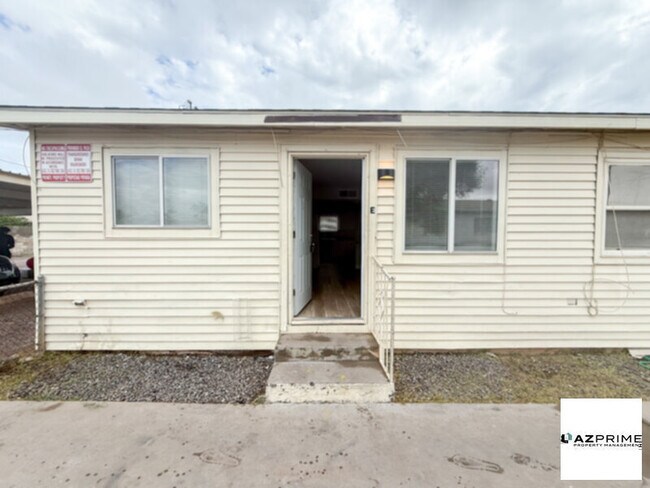 Foto del edificio - Welcome to this Delightful 1/1 Phoenix Triplex Unit!