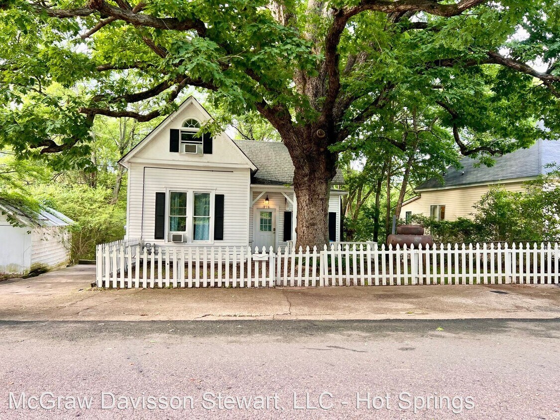 6 br, 2 bath House 216 E Elizabeth Terrace House Rental in Hot Springs, AR