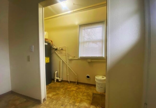 Building Photo - Y Ave. Duplex
