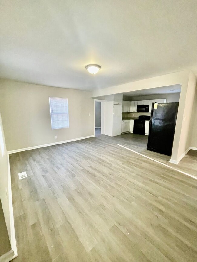 Building Photo - Newly renovated 3 bedroom 1 bath home , Lo...