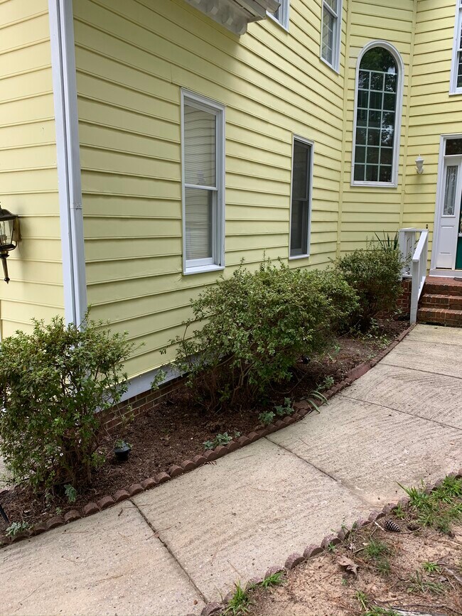 Front - 100 Carostone Ct
