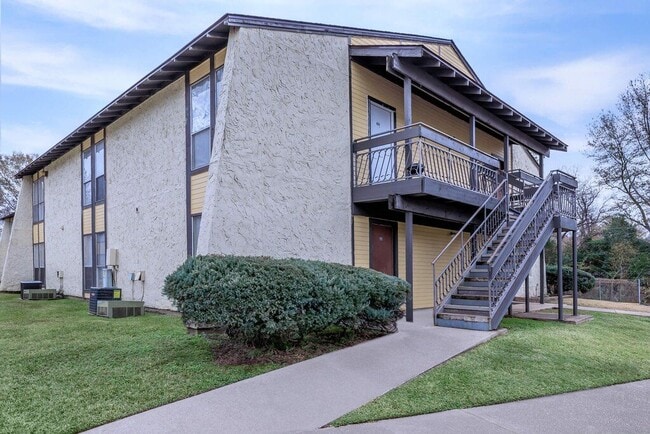 Building Photo - 2750 Waggoner Ave