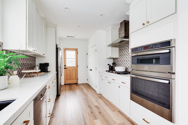 Foto del edificio - 2422 W 77th St