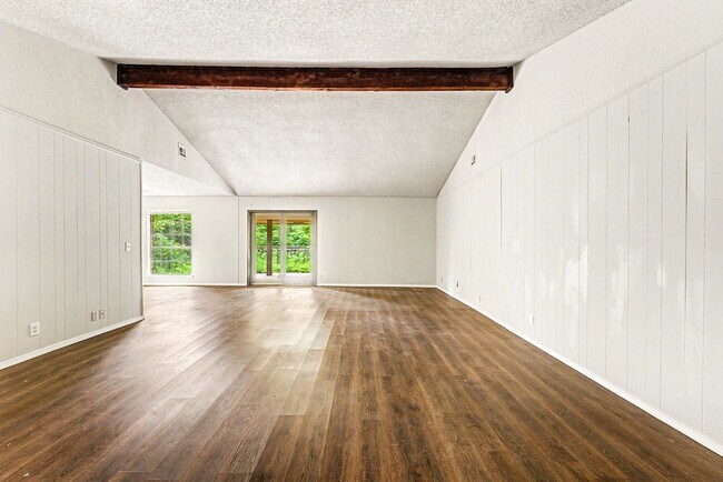 Building Photo - Check out this 4 bedroom 3 bath brick home in Tulsa