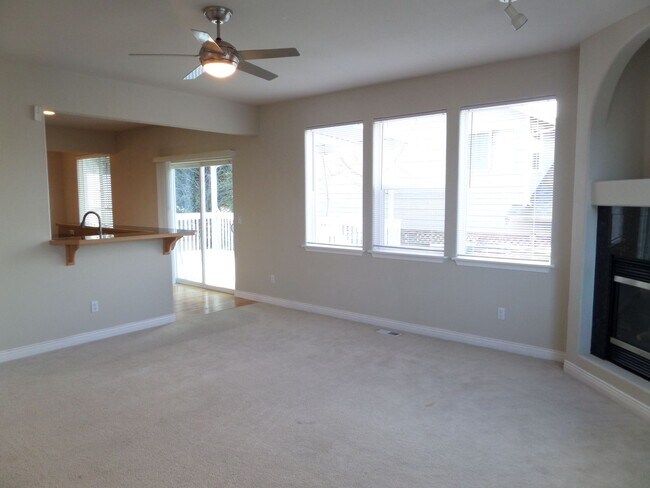 Building Photo - HUGE & GORGEOUS 5-Bedroom Home in Great Ke...