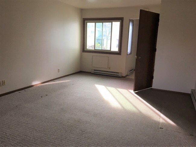 Building Photo - 700 Meadow Ln