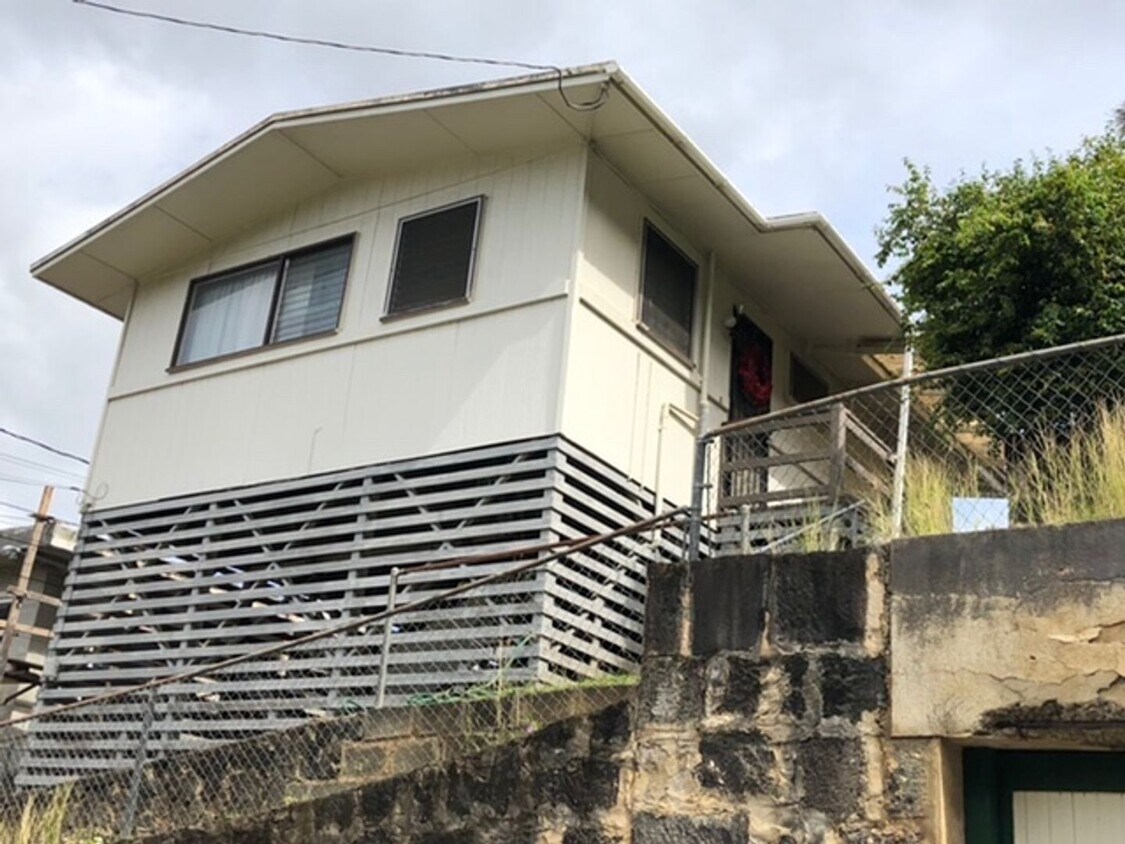 Foto principal - 2 bedroom 1 bathroom perched on the hillsi...