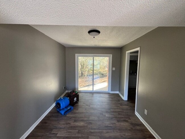 Building Photo - 1904 Lyle Dr