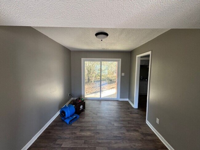 Foto del edificio - 1904 Lyle Dr